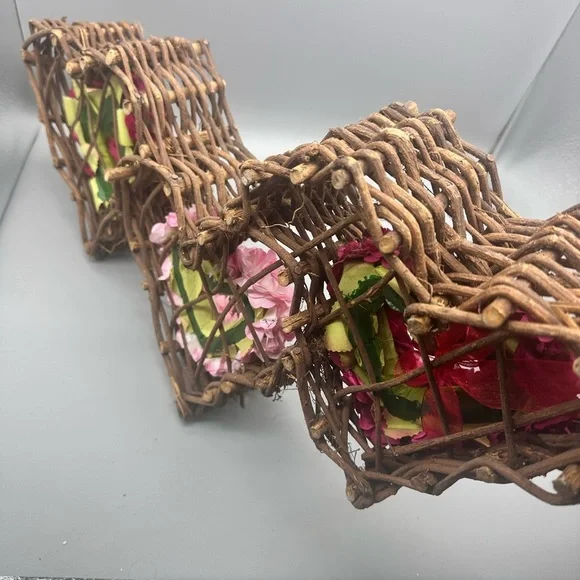 Grapevine triple heart Valentine wreath with paper hearts decor - Picture 6 of 9